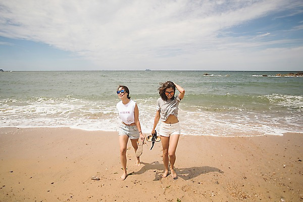 포토 JPG 주간 전신 여자 파도 바다 미소 사람 20대 해변 야외 두명 앞모습 여름 모래사장 선글라스 걷기 한국인 샌들 태안 성인여자만 국내포토 자연요소 계절 안경 뷰포인트 신발 모션 표정 동양인 청년 충청남도 여자만 성인만 파일형식