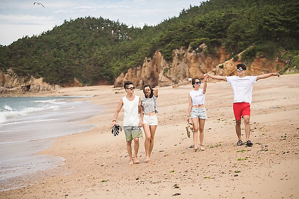 포토 JPG 주간 전신 커플 여자 남자 파도 갈매기 팔벌리기 미소 사람 여러명 20대 성인 해변 야외 앞모습 여름 30대 모래사장 걷기 손잡기 맑음 다정 한국인 숲 샌들 언덕 태안 성인만 국내포토 자연요소 계절 바다 뷰포인트 다수 신발 컨셉 관계 모션 조류 날씨 표정 동양인 청년 장년 충청남도 파일형식