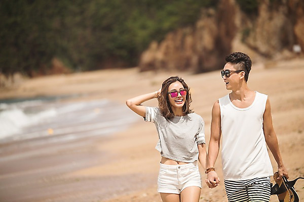 포토 JPG 주간 커플 여자 남자 파도 미소 사람 상반신 20대 해변 야외 두명 앞모습 옆모습 아웃포커스 여름 30대 모래사장 걷기 손잡기 다정 산책 한국인 샌들 태안 성인만 국내포토 자연요소 계절 바다 뷰포인트 신발 컨셉 관계 모션 휴식 촬영기법 표정 동양인 청년 장년 충청남도 파일형식