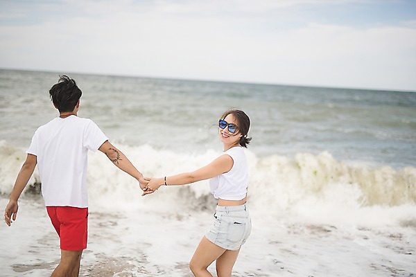 포토 JPG 주간 커플 여자 남자 파도 바다 미소 사람 상반신 20대 야외 두명 옆모습 뒷모습 여름 선글라스 걷기 손잡기 다정 한국인 뒤돌아보기 즐거움 태안 놀기 발담그기 성인만 국내포토 자연요소 계절 감정 안경 뷰포인트 컨셉 관계 모션 표정 동양인 청년 충청남도 파일형식