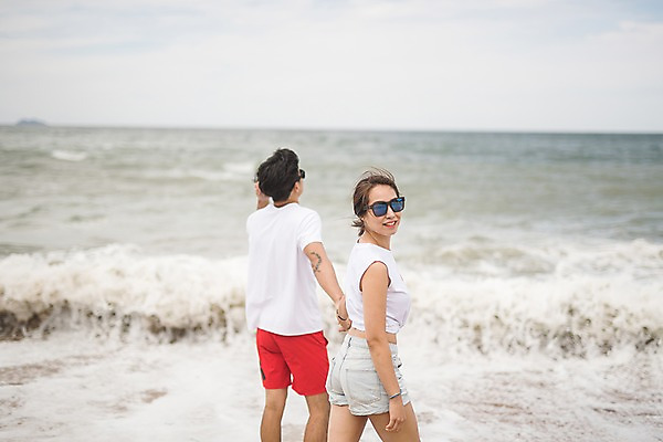 포토 JPG 주간 커플 여자 남자 파도 바다 사람 상반신 20대 야외 두명 옆모습 뒷모습 여름 선글라스 걷기 손잡기 다정 한국인 뒤돌아보기 즐거움 태안 발담그기 성인만 국내포토 자연요소 계절 감정 안경 뷰포인트 컨셉 관계 모션 동양인 청년 충청남도 파일형식