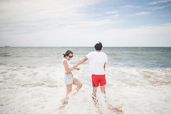 포토 JPG 주간 전신 커플 여자 남자 파도 바다 미소 사람 20대 야외 두명 옆모습 뒷모습 여름 걷기 손잡기 다정 한국인 즐거움 태안 놀기 발담그기 성인만 국내포토 자연요소 계절 감정 뷰포인트 컨셉 관계 모션 표정 동양인 청년 충청남도 파일형식