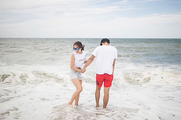 포토 JPG 주간 전신 커플 여자 남자 파도 바다 미소 사람 20대 야외 두명 옆모습 뒷모습 여름 걷기 손잡기 다정 한국인 즐거움 태안 놀기 발담그기 성인만 국내포토 자연요소 계절 감정 뷰포인트 컨셉 관계 모션 표정 동양인 청년 충청남도 파일형식