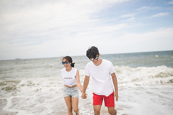 포토 JPG 주간 커플 여자 남자 파도 바다 미소 사람 상반신 20대 야외 두명 앞모습 아웃포커스 여름 선글라스 걷기 손잡기 다정 한국인 즐거움 태안 발담그기 성인만 국내포토 자연요소 계절 감정 안경 뷰포인트 컨셉 관계 모션 촬영기법 표정 동양인 청년 충청남도 파일형식