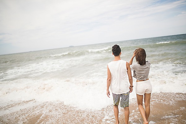 포토 JPG 주간 전신 커플 응시 여자 남자 파도 바다 사람 20대 야외 두명 뒷모습 여름 30대 걷기 한국인 즐거움 태안 발담그기 성인만 국내포토 자연요소 시선 계절 감정 뷰포인트 관계 모션 동양인 청년 장년 충청남도 파일형식