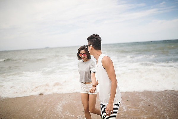 포토 JPG 주간 커플 여자 남자 파도 바다 미소 사람 상반신 20대 야외 두명 앞모습 옆모습 여름 30대 걷기 손잡기 다정 한국인 즐거움 태안 발담그기 성인만 국내포토 자연요소 계절 감정 뷰포인트 컨셉 관계 모션 표정 동양인 청년 장년 충청남도 파일형식