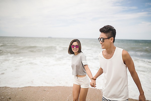 포토 JPG 주간 커플 여자 남자 파도 바다 미소 사람 상반신 20대 야외 두명 옆모습 아웃포커스 여름 30대 선글라스 걷기 손잡기 다정 한국인 즐거움 태안 발담그기 성인만 국내포토 자연요소 계절 감정 안경 뷰포인트 컨셉 관계 모션 촬영기법 표정 동양인 청년 장년 충청남도 파일형식