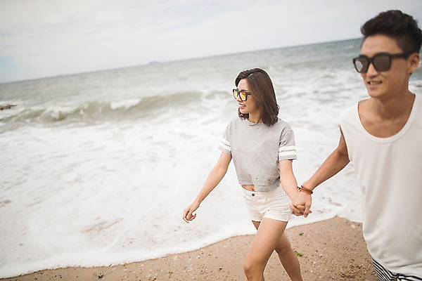 포토 JPG 주간 커플 여자 남자 파도 바다 사람 상반신 20대 야외 두명 옆모습 아웃포커스 여름 30대 선글라스 걷기 손잡기 다정 한국인 즐거움 태안 발담그기 성인만 국내포토 자연요소 계절 감정 안경 뷰포인트 컨셉 관계 모션 촬영기법 동양인 청년 장년 충청남도 파일형식