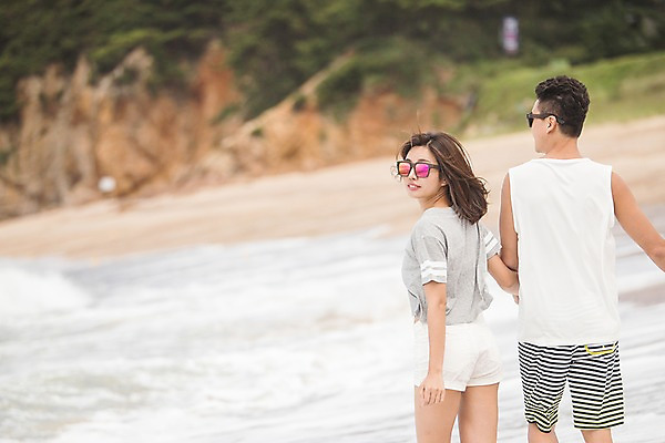포토 JPG 주간 커플 여자 남자 파도 바다 사람 상반신 20대 야외 두명 옆모습 뒷모습 아웃포커스 여름 30대 선글라스 걷기 한국인 뒤돌아보기 태안 발담그기 성인만 국내포토 자연요소 계절 안경 뷰포인트 관계 모션 촬영기법 동양인 청년 장년 충청남도 파일형식
