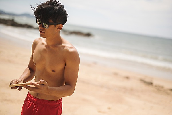 포토 JPG 주간 남자 바다 한명 서기 들기 사람 상반신 20대 야외 앞모습 아웃포커스 여름 모래사장 선글라스 한국인 암벽 나무판자 태안 성인남자한명만 국내포토 자연요소 1 계절 안경 뷰포인트 모션 촬영기법 동양인 청년 목재 충청남도 남자한명만 성인남자만 파일형식