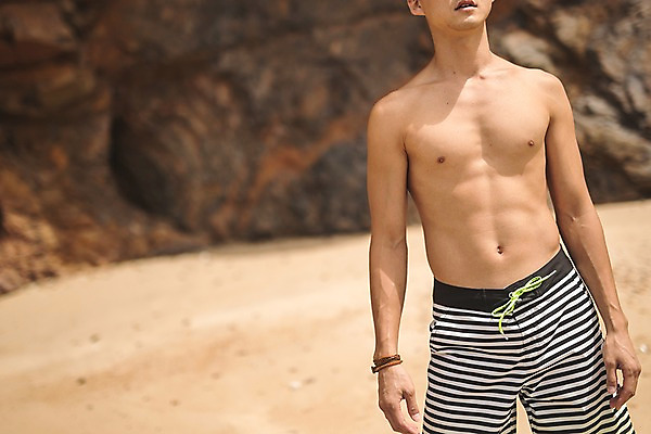 포토 JPG 주간 남자 수영복 한명 서기 사람 상반신 야외 앞모습 아웃포커스 여름 30대 모래사장 한국인 암벽 태안 성인남자한명만 국내포토 자연요소 1 옷 계절 바다 뷰포인트 모션 촬영기법 동양인 장년 충청남도 남자한명만 성인남자만 파일형식