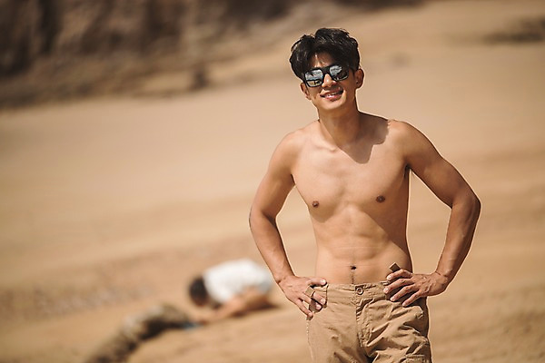 포토 JPG 주간 남자 허리손 한명 서기 미소 사람 상반신 20대 야외 앞모습 여름 모래사장 선글라스 한국인 태안 성인남자한명만 국내포토 자연요소 1 계절 안경 바다 뷰포인트 포즈 모션 표정 동양인 청년 충청남도 남자한명만 성인남자만 파일형식 잡화 인종 성인 충청도 남자만 성인만 한국 아시아 나라
