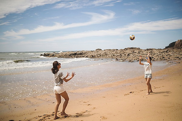 포토 JPG 주간 전신 구름 여자 파도 바다 공 하늘 서기 사람 20대 해변 야외 두명 옆모습 여름 모래사장 선글라스 손들기 한국인 배구 즐거움 태안 성인여자만 국내포토 자연요소 계절 감정 안경 뷰포인트 모션 동양인 청년 구기 충청남도 여자만 성인만 파일형식
