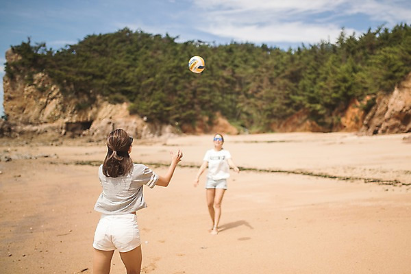 포토 JPG 주간 전신 여자 공 서기 사람 상반신 20대 해변 야외 두명 앞모습 뒷모습 여름 모래사장 선글라스 손들기 한국인 배구 즐거움 태안 성인여자만 국내포토 자연요소 계절 감정 안경 바다 뷰포인트 모션 동양인 청년 구기 충청남도 여자만 성인만 파일형식