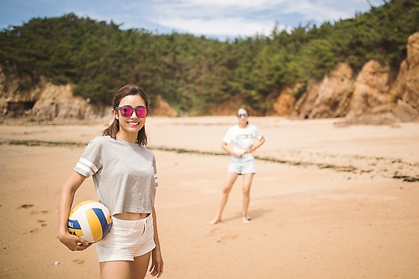 포토 JPG 주간 전신 여자 공 서기 미소 들기 사람 상반신 20대 해변 야외 두명 앞모습 여름 모래사장 선글라스 한국인 배구 즐거움 태안 성인여자만 국내포토 자연요소 계절 감정 안경 바다 뷰포인트 모션 표정 동양인 청년 구기 충청남도 여자만 성인만 파일형식