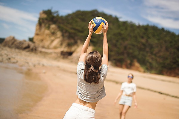 포토 JPG 주간 여자 공 서기 들기 사람 상반신 20대 해변 야외 두명 앞모습 뒷모습 아웃포커스 여름 모래사장 선글라스 한국인 배구 즐거움 태안 성인여자만 국내포토 자연요소 계절 감정 안경 바다 뷰포인트 모션 촬영기법 동양인 청년 구기 충청남도 여자만 성인만 파일형식
