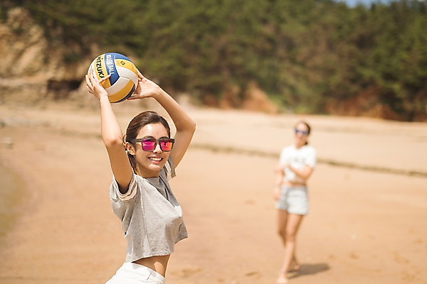 포토 JPG 주간 전신 여자 공 서기 미소 들기 사람 상반신 20대 해변 야외 두명 앞모습 옆모습 아웃포커스 여름 모래사장 선글라스 한국인 배구 즐거움 태안 성인여자만 국내포토 자연요소 계절 감정 안경 바다 뷰포인트 모션 촬영기법 표정 동양인 청년 구기 충청남도 여자만 성인만 파일형식