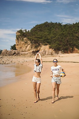 포토 JPG 주간 전신 구름 여자 공 하늘 서기 사람 20대 해변 야외 두명 앞모습 여름 모래사장 선글라스 걷기 스트레칭 한국인 언덕 즐거움 태안 성인여자만 국내포토 자연요소 계절 감정 안경 바다 뷰포인트 모션 동양인 청년 운동 충청남도 여자만 성인만 파일형식