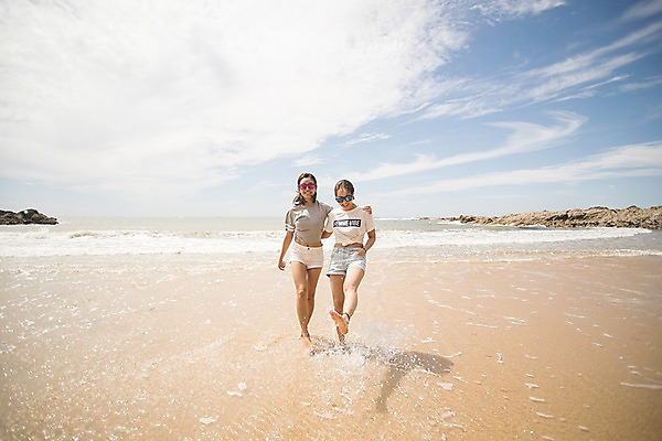 포토 JPG 주간 전신 구름 여자 물결 바다 물장구 하늘 어깨동무 미소 사람 20대 해변 야외 두명 앞모습 여름 모래사장 선글라스 걷기 한국인 즐거움 태안 성인여자만 국내포토 자연요소 계절 감정 안경 뷰포인트 포즈 모션 물놀이 표정 동양인 청년 충청남도 여자만 성인만 파일형식
