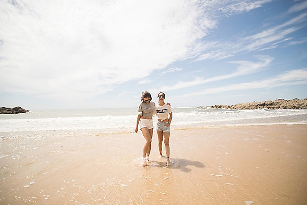 포토 JPG 주간 전신 구름 여자 물결 바다 허리손 물장구 하늘 어깨동무 미소 사람 20대 해변 야외 두명 앞모습 여름 모래사장 선글라스 걷기 한국인 즐거움 태안 발담그기 성인여자만 국내포토 자연요소 계절 감정 안경 뷰포인트 포즈 모션 물놀이 표정 동양인 청년 충청남도 여자만 성인만 파일형식