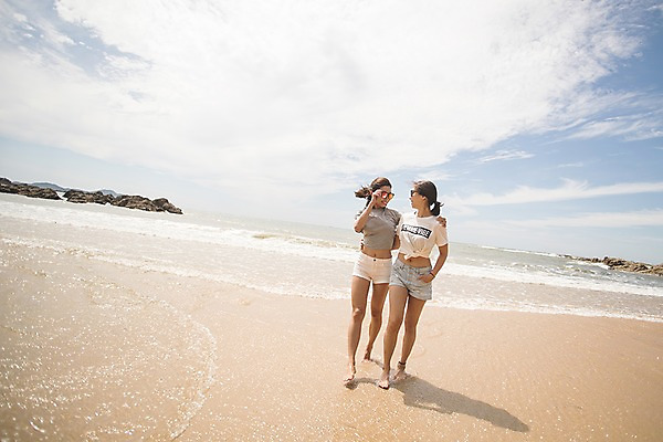 포토 JPG 주간 전신 구름 여자 파도 바다 허리손 하늘 사람 20대 해변 야외 두명 앞모습 여름 친구 선글라스 마주보기 걷기 한국인 즐거움 태안 성인여자만 국내포토 자연요소 계절 감정 안경 뷰포인트 포즈 관계 모션 동양인 청년 충청남도 여자만 성인만 파일형식