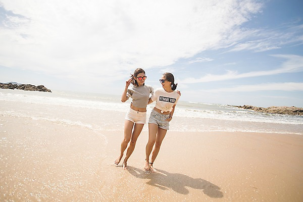 포토 JPG 주간 전신 구름 여자 파도 바다 허리손 하늘 그림자 사람 20대 해변 야외 두명 앞모습 여름 친구 모래사장 선글라스 마주보기 걷기 한국인 즐거움 태안 성인여자만 어깨에손 국내포토 자연요소 계절 감정 안경 뷰포인트 포즈 관계 모션 동양인 청년 충청남도 여자만 성인만 파일형식