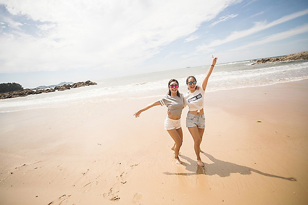 포토 JPG 주간 전신 구름 여자 파도 바다 허리손 하늘 그림자 사람 20대 해변 야외 두명 앞모습 여름 친구 모래사장 선글라스 손들기 걷기 한국인 즐거움 태안 성인여자만 국내포토 자연요소 계절 감정 안경 뷰포인트 포즈 관계 모션 동양인 청년 충청남도 여자만 성인만 파일형식