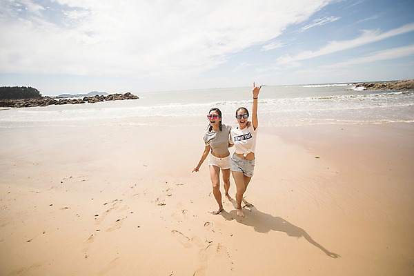 포토 JPG 주간 전신 구름 여자 파도 바다 허리손 하늘 그림자 사람 20대 해변 야외 두명 앞모습 여름 친구 모래사장 선글라스 손들기 걷기 한국인 즐거움 태안 성인여자만 국내포토 자연요소 계절 감정 안경 뷰포인트 포즈 관계 모션 동양인 청년 충청남도 여자만 성인만 파일형식