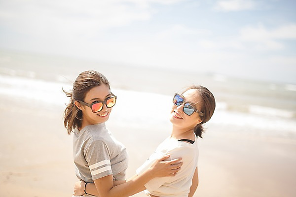 포토 JPG 주간 구름 여자 파도 바다 허리손 하늘 서기 사람 상반신 20대 야외 두명 옆모습 여름 친구 선글라스 한국인 뒤돌아보기 즐거움 태안 성인여자만 국내포토 자연요소 계절 감정 안경 뷰포인트 포즈 관계 모션 동양인 청년 충청남도 여자만 성인만 파일형식