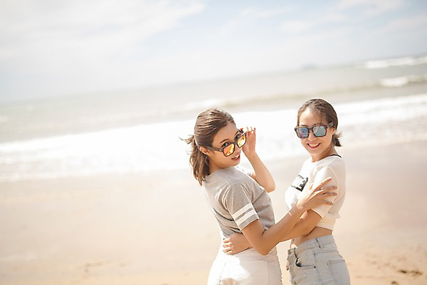 포토 JPG 주간 구름 여자 파도 바다 허리손 하늘 서기 사람 상반신 20대 야외 두명 옆모습 여름 친구 선글라스 한국인 뒤돌아보기 즐거움 태안 성인여자만 국내포토 자연요소 계절 감정 안경 뷰포인트 포즈 관계 모션 동양인 청년 충청남도 여자만 성인만 파일형식