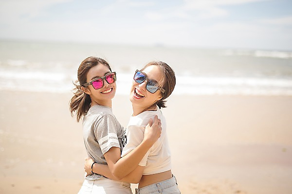 포토 JPG 주간 구름 여자 파도 바다 안기 하늘 서기 사람 상반신 20대 야외 두명 옆모습 여름 친구 선글라스 한국인 뒤돌아보기 즐거움 태안 성인여자만 국내포토 자연요소 계절 감정 안경 뷰포인트 관계 모션 동양인 청년 충청남도 여자만 성인만 파일형식