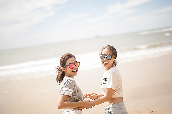 포토 JPG 주간 구름 여자 파도 바다 하늘 서기 사람 상반신 20대 야외 두명 옆모습 여름 친구 선글라스 손잡기 한국인 뒤돌아보기 즐거움 태안 성인여자만 국내포토 자연요소 계절 감정 안경 뷰포인트 관계 모션 동양인 청년 충청남도 여자만 성인만 파일형식