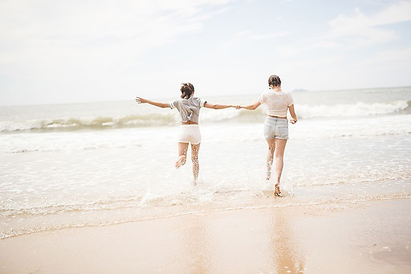 포토 JPG 주간 전신 구름 여자 파도 바다 하늘 사람 20대 야외 두명 뒷모습 여름 친구 선글라스 달리기 걷기 손잡기 한국인 즐거움 태안 성인여자만 국내포토 자연요소 계절 감정 안경 뷰포인트 관계 모션 동양인 청년 충청남도 여자만 성인만 파일형식