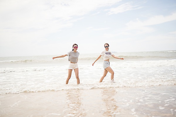 포토 JPG 주간 전신 구름 여자 파도 바다 물장구 하늘 사람 20대 야외 두명 앞모습 옆모습 여름 친구 선글라스 걷기 한국인 즐거움 태안 성인여자만 국내포토 자연요소 계절 감정 안경 뷰포인트 관계 모션 물놀이 동양인 청년 충청남도 여자만 성인만 파일형식