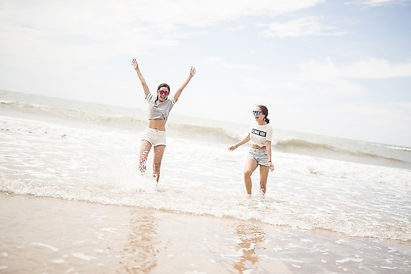 포토 JPG 주간 전신 구름 여자 파도 바다 물장구 하늘 웃음 사람 20대 야외 두명 앞모습 여름 친구 선글라스 손들기 한국인 즐거움 태안 성인여자만 국내포토 자연요소 계절 감정 안경 뷰포인트 관계 모션 물놀이 표정 동양인 청년 충청남도 여자만 성인만 파일형식