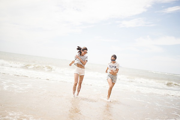 포토 JPG 주간 전신 구름 여자 파도 바다 물장구 하늘 사람 20대 야외 두명 앞모습 여름 친구 선글라스 달리기 한국인 즐거움 태안 성인여자만 국내포토 자연요소 계절 감정 안경 뷰포인트 관계 모션 물놀이 동양인 청년 충청남도 여자만 성인만 파일형식