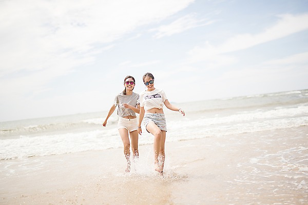 포토 JPG 주간 전신 구름 여자 파도 바다 물장구 하늘 사람 20대 야외 두명 앞모습 여름 친구 선글라스 걷기 한국인 즐거움 태안 성인여자만 국내포토 자연요소 계절 감정 안경 뷰포인트 관계 모션 물놀이 동양인 청년 충청남도 여자만 성인만 파일형식