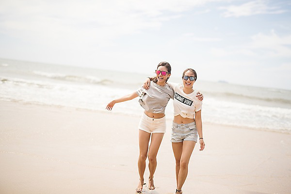 포토 JPG 주간 전신 구름 여자 파도 바다 하늘 어깨동무 사람 20대 야외 두명 앞모습 여름 친구 선글라스 걷기 한국인 즐거움 태안 성인여자만 국내포토 자연요소 계절 감정 안경 뷰포인트 포즈 관계 모션 동양인 청년 충청남도 여자만 성인만 파일형식