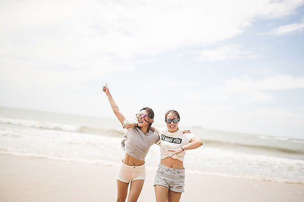 포토 JPG 주간 구름 여자 파도 바다 하늘 어깨동무 서기 사람 상반신 20대 야외 두명 앞모습 여름 친구 선글라스 손들기 한국인 즐거움 태안 성인여자만 국내포토 자연요소 계절 감정 안경 뷰포인트 포즈 관계 모션 동양인 청년 충청남도 여자만 성인만 파일형식