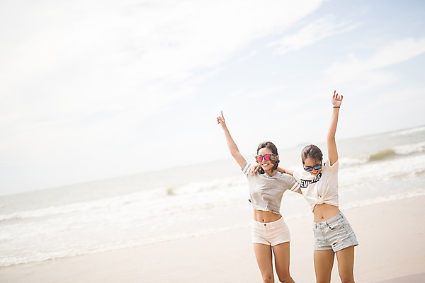 포토 JPG 주간 전신 구름 여자 파도 바다 하늘 서기 사람 20대 야외 두명 앞모습 여름 친구 선글라스 손들기 한국인 즐거움 태안 성인여자만 국내포토 자연요소 계절 감정 안경 뷰포인트 관계 모션 동양인 청년 충청남도 여자만 성인만 파일형식