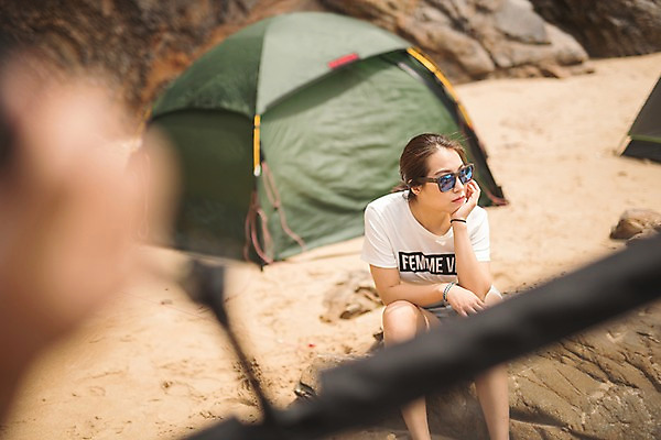 포토 JPG 주간 응시 여자 생각 텐트 한명 사람 앉기 상반신 20대 야외 앞모습 아웃포커스 여름 모래사장 선글라스 턱괴기 한국인 바위 태안 성인여자한명만 국내포토 자연요소 1 시선 계절 안경 바다 뷰포인트 모션 촬영기법 캠핑도구 동양인 청년 돌_바위 충청남도 여자한명만 성인여자만 파일형식