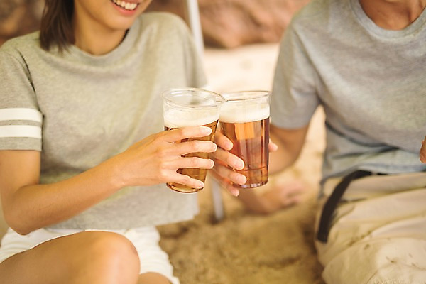 포토 JPG 주간 커플 여자 남자 맥주 들기 사람 근접촬영 상반신 20대 해변 야외 두명 앞모습 아웃포커스 여름 30대 모래사장 한국인 건배 태안 성인만 국내포토 자연요소 계절 바다 뷰포인트 관계 모션 주류 촬영기법 동양인 청년 장년 충청남도 파일형식