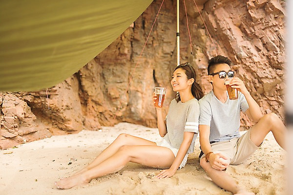 포토 JPG 주간 전신 커플 여자 남자 맥주 텐트 미소 사람 앉기 20대 해변 야외 두명 앞모습 옆모습 여름 30대 모래사장 한국인 마시기 등맞대기 태안 성인만 국내포토 자연요소 계절 바다 뷰포인트 관계 모션 주류 표정 캠핑도구 동양인 청년 장년 충청남도 파일형식