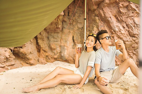 포토 JPG 주간 전신 커플 여자 남자 맥주 텐트 미소 들기 사람 앉기 상반신 20대 해변 야외 두명 앞모습 옆모습 여름 30대 모래사장 선글라스 한국인 등맞대기 태안 성인만 국내포토 자연요소 계절 안경 바다 뷰포인트 관계 모션 주류 표정 캠핑도구 동양인 청년 장년 충청남도 파일형식