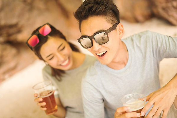 포토 JPG 주간 커플 여자 남자 맥주 미소 들기 사람 앉기 상반신 20대 해변 야외 두명 앞모습 아웃포커스 여름 30대 모래사장 선글라스 한국인 즐거움 태안 성인만 국내포토 자연요소 계절 감정 안경 바다 뷰포인트 관계 모션 주류 촬영기법 표정 동양인 청년 장년 충청남도 파일형식