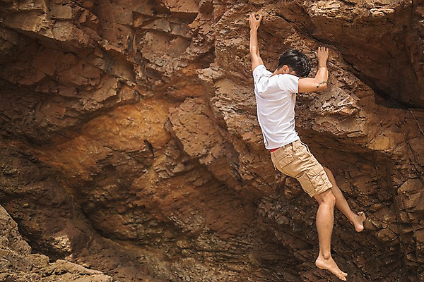 포토 JPG 주간 전신 남자 매달리기 한명 사람 20대 야외 뒷모습 여름 절벽 한국인 오르기 암벽등반 태안 성인남자한명만 국내포토 자연요소 1 계절 뷰포인트 모션 동양인 청년 등산 충청남도 남자한명만 성인남자만 파일형식