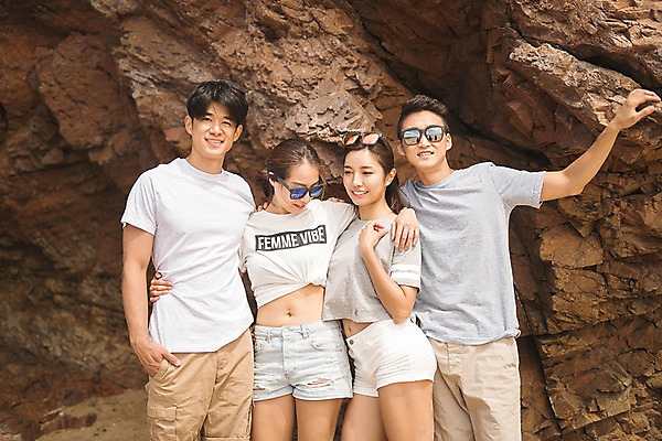 포토 JPG 주간 커플 여자 남자 허리손 어깨동무 서기 미소 사람 여러명 상반신 20대 성인 야외 앞모습 여름 30대 친구 선글라스 맑음 다정 한국인 암벽 즐거움 태안 성인만 국내포토 자연요소 계절 감정 안경 뷰포인트 포즈 다수 컨셉 관계 모션 날씨 표정 동양인 청년 장년 충청남도 파일형식