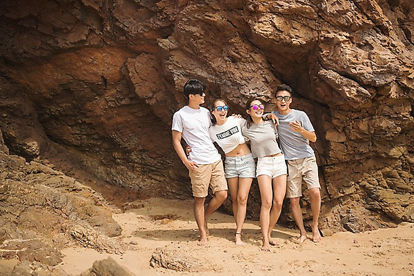 포토 JPG 주간 전신 커플 여자 남자 허리손 어깨동무 서기 미소 웃음 사람 여러명 20대 성인 야외 앞모습 여름 30대 친구 선글라스 맑음 다정 한국인 암벽 즐거움 태안 성인만 국내포토 자연요소 계절 감정 안경 뷰포인트 포즈 다수 컨셉 관계 모션 날씨 표정 동양인 청년 장년 충청남도 파일형식