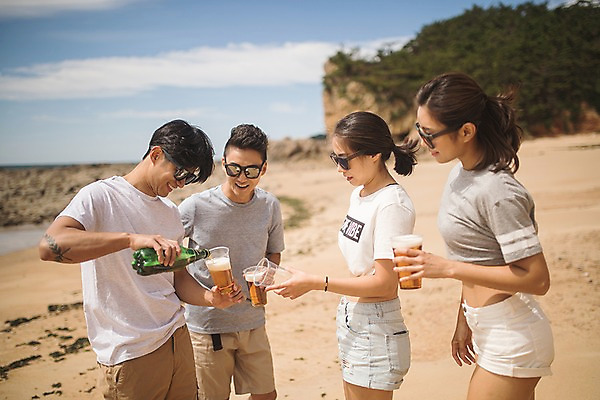 포토 JPG 주간 커플 여자 남자 바다 맥주 들기 사람 여러명 상반신 20대 성인 해변 야외 앞모습 옆모습 여름 30대 친구 모래사장 선글라스 맑음 한국인 붓기 즐거움 태안 성인만 국내포토 자연요소 계절 감정 안경 뷰포인트 다수 관계 모션 날씨 주류 동양인 청년 장년 충청남도 파일형식