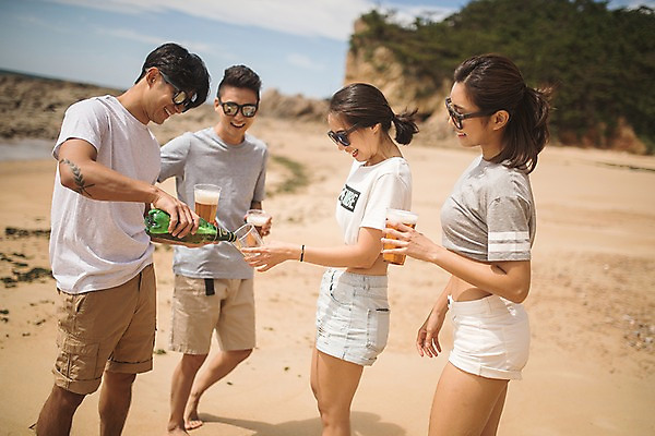 포토 JPG 주간 전신 커플 여자 남자 바다 맥주 들기 사람 여러명 상반신 20대 성인 해변 야외 옆모습 여름 30대 친구 모래사장 선글라스 맑음 한국인 붓기 즐거움 태안 성인만 국내포토 자연요소 계절 감정 안경 뷰포인트 다수 관계 모션 날씨 주류 동양인 청년 장년 충청남도 파일형식